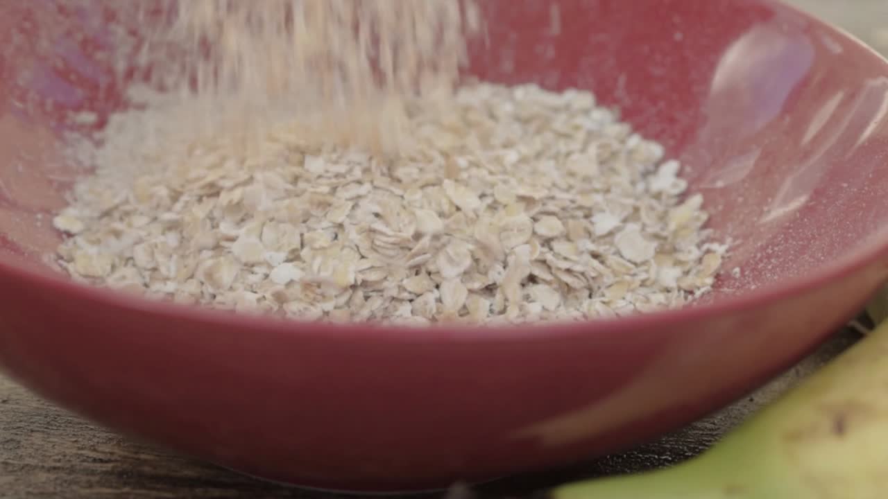 그릇에 귀리 붓기