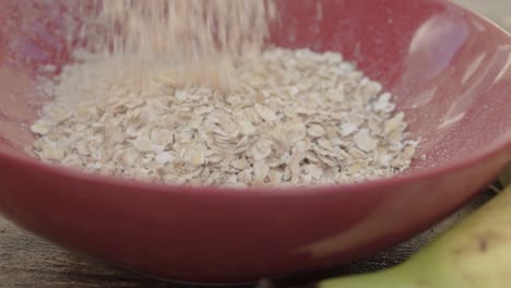 verter avena en un tazón