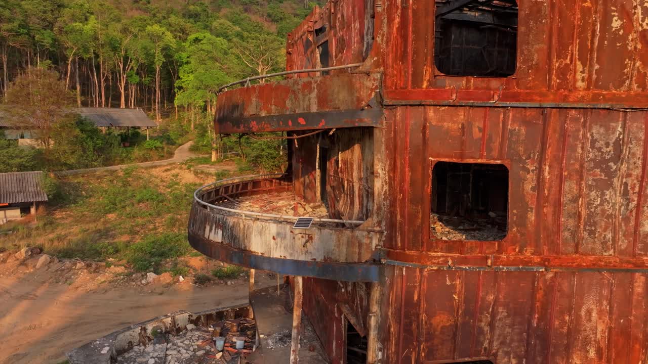 Forladt krydstogthotel fanget i falmende tropisk lys, Thailand.