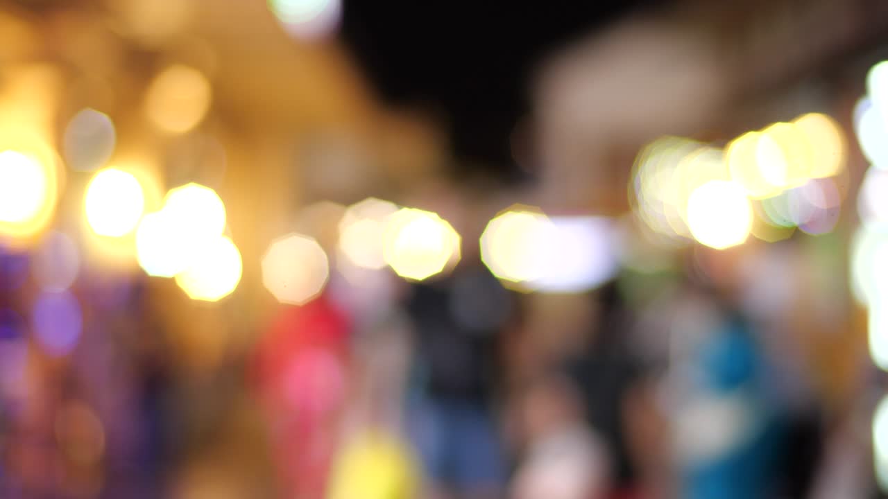 personas borrosas y la luz de la lámpara.