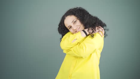 la joven abraza la cámara.