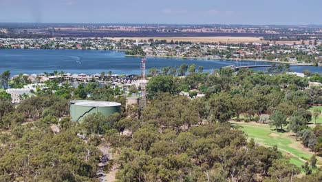 Luftaufnahme-Der-Wassertanks-Und-Luftaufnahme-Des-Hügels-Mit-Blick-Auf-Den-Mulwala--Und-Yarrawonga-See