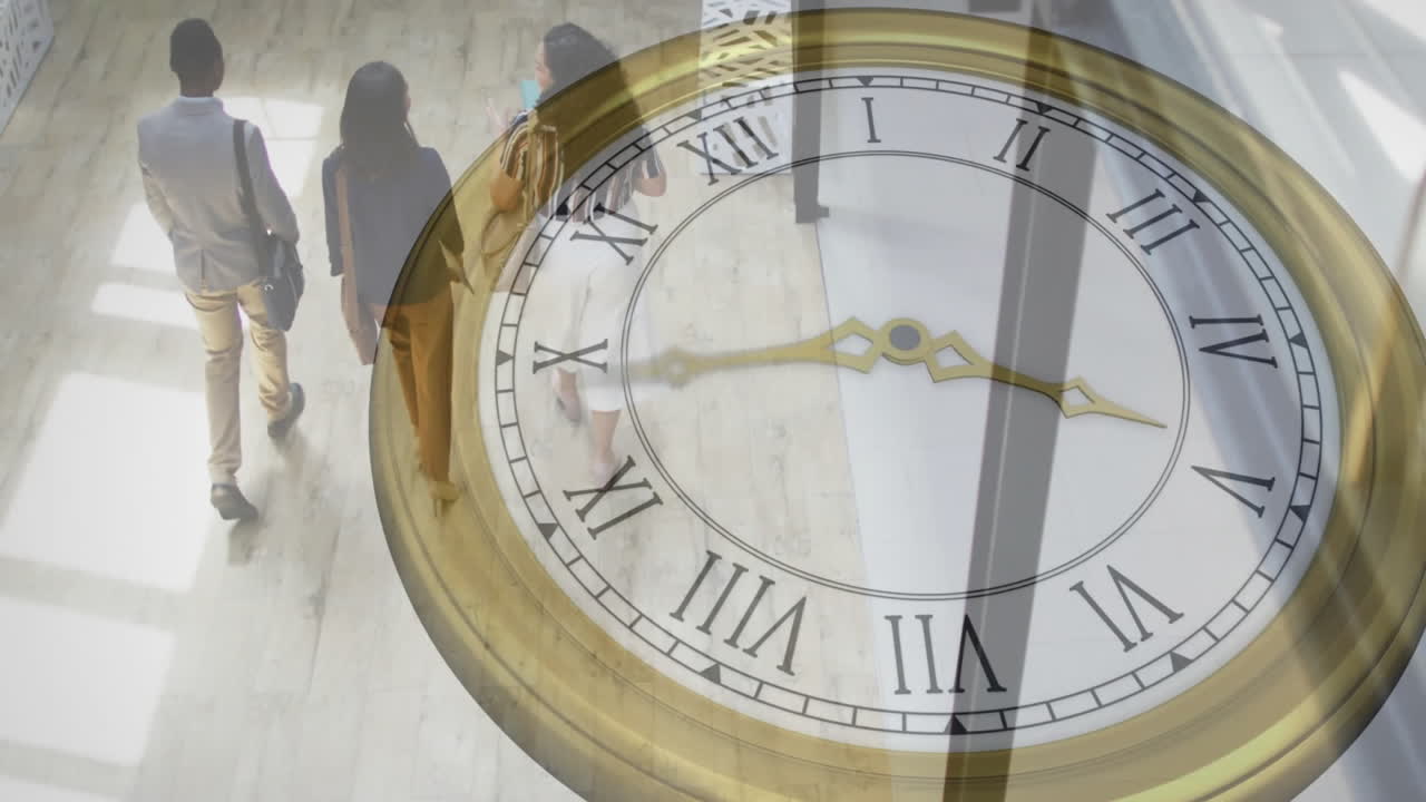 다양한 동료들이 사무실에서 걸어서 일을 논의하는 시계를 움직이는 애니메이션