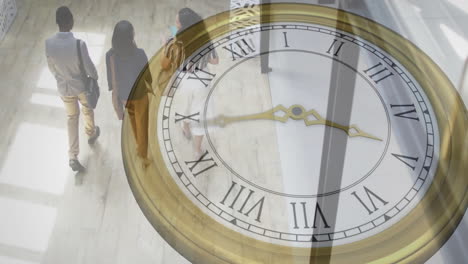 animación de reloj en movimiento sobre diversos colegas caminando y discutiendo el trabajo en la oficina