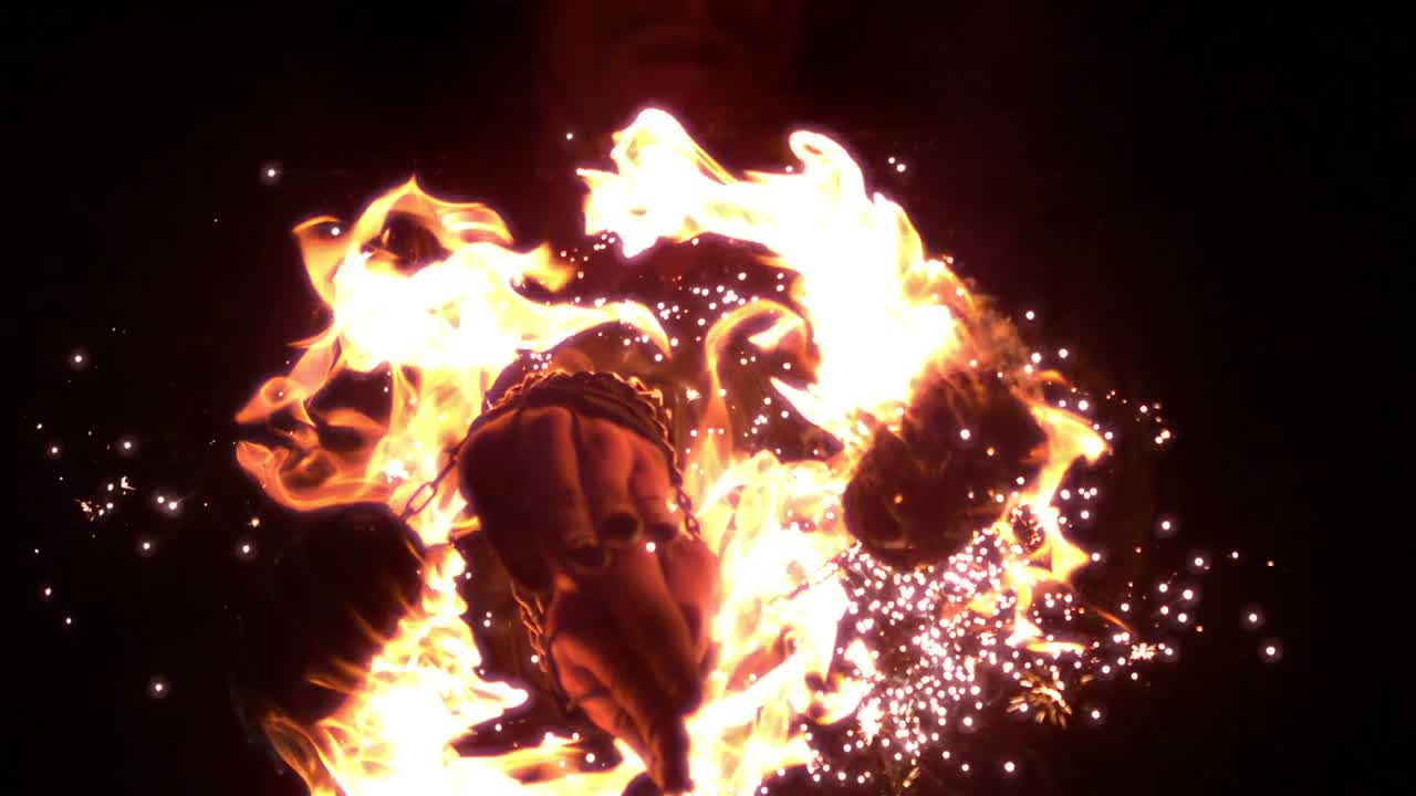 어 ⁇  속에서 움직이는 숙련된 불 댄서