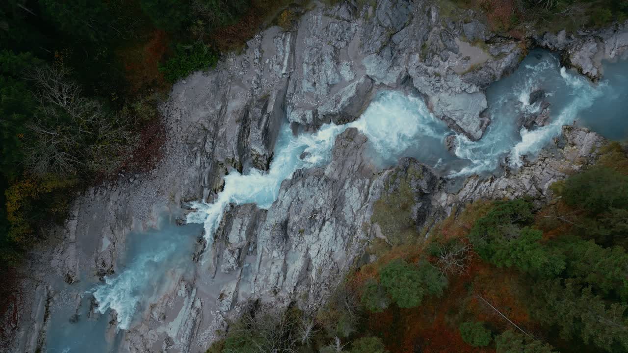 pintoresco e idílico cañón de cascada de río de montaña con agua azul fresca en los alpes baviera austria, fluyendo por un hermoso bosque a lo largo de árboles cerca de sylvenstein speicher y walchensee