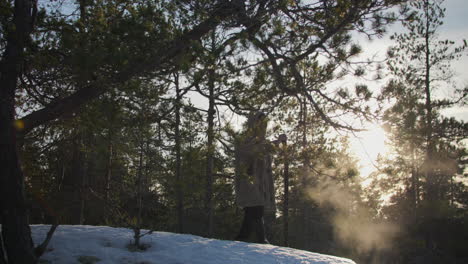 Porträt-Eines-Epischen-Siegreichen-Wikingermannes,-Der-Im-Winter-Allein-Auf-Einem-Verschneiten-Berggipfel-Steht