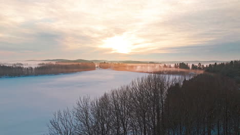 Volando-Sobre-El-Cabo-Para-Revelar-El-Vasto-Paisaje-Nórdico-Escandinavo-Con-Bosques-Cubiertos-De-Nieve-Y-Hielo,-La-Niebla-Envuelve-El-Hermoso-Paisaje