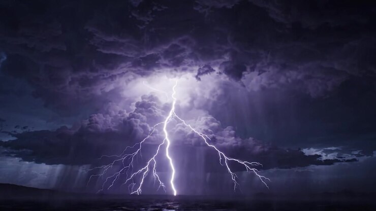 Un drammatico temporale scatena la furia della natura con intensi fulmini che illuminano il cielo oscurato in uno spettacolo di potenza e bellezza