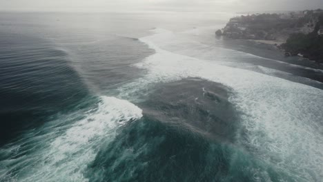 Isla-De-Bali-Surfer-Paradise-Indonesia-Imágenes-De-Drones-De-Grandes-Olas-Del-Océano