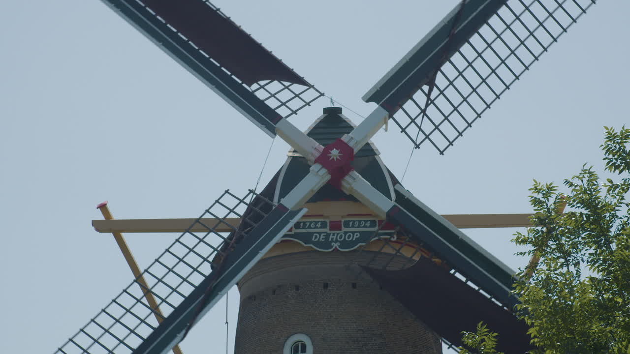 오래 된 네덜란드 풍차 날개 크로스 회전 닫습니다