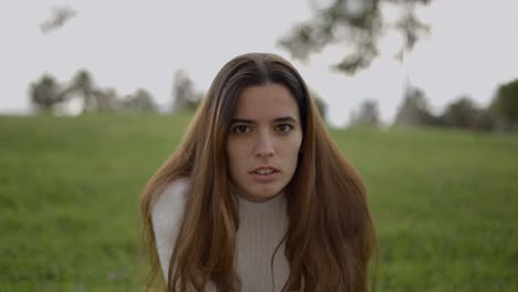una mujer en un parque.