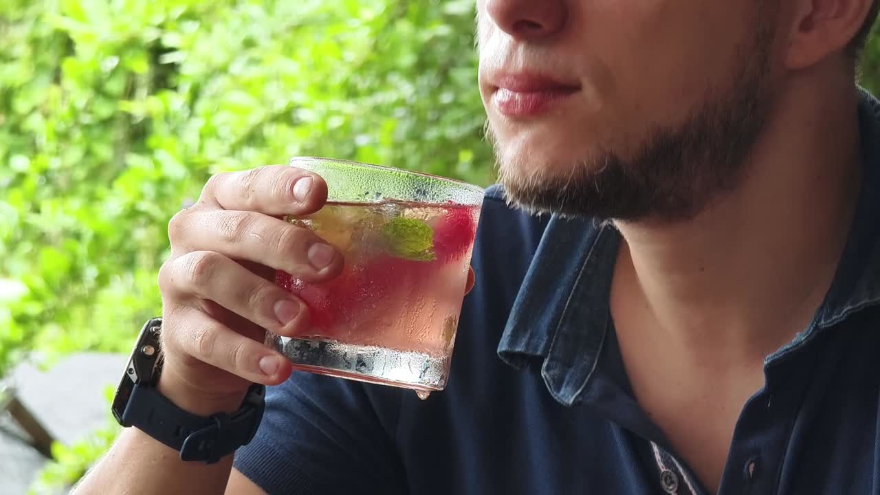 hombre disfrutando de una refrescante bebida de verano