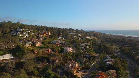 Vista-Aérea-De-Villas-De-Lujo-En-La-Ciudad-Costera-De-Del-Mar-En-El-Condado-De-San-Diego,-California,-Estados-Unidos.