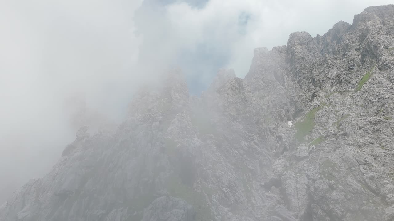 이탈리아 의 롬바르디 - 안개 로 뒤인 그리네타 의 산꼭대기 의 매혹적 인 풍경 - 무인기 에서 찍은 사진