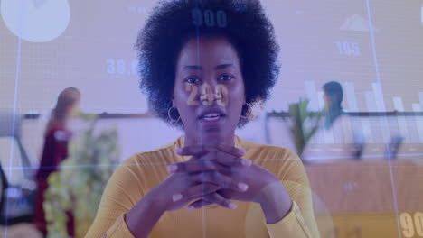 animación de procesamiento de datos financieros sobre mujer de negocios afroamericana que trabaja en la oficina