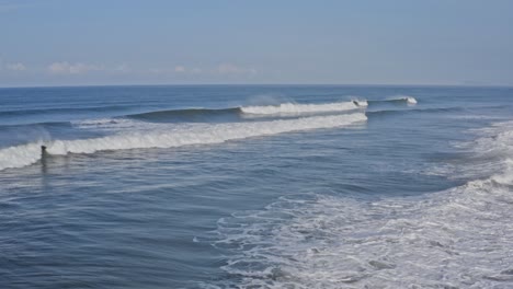 Hermosas-Olas-Rompiendo-En-Aguas-Costeras-Poco-Profundas,-Vista-Aérea