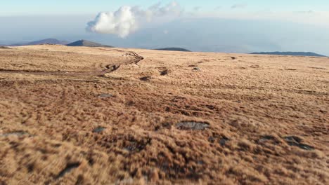 drone video ángulo bajo sobre gran altitud pradera otoño kaimaktsalan montaña
