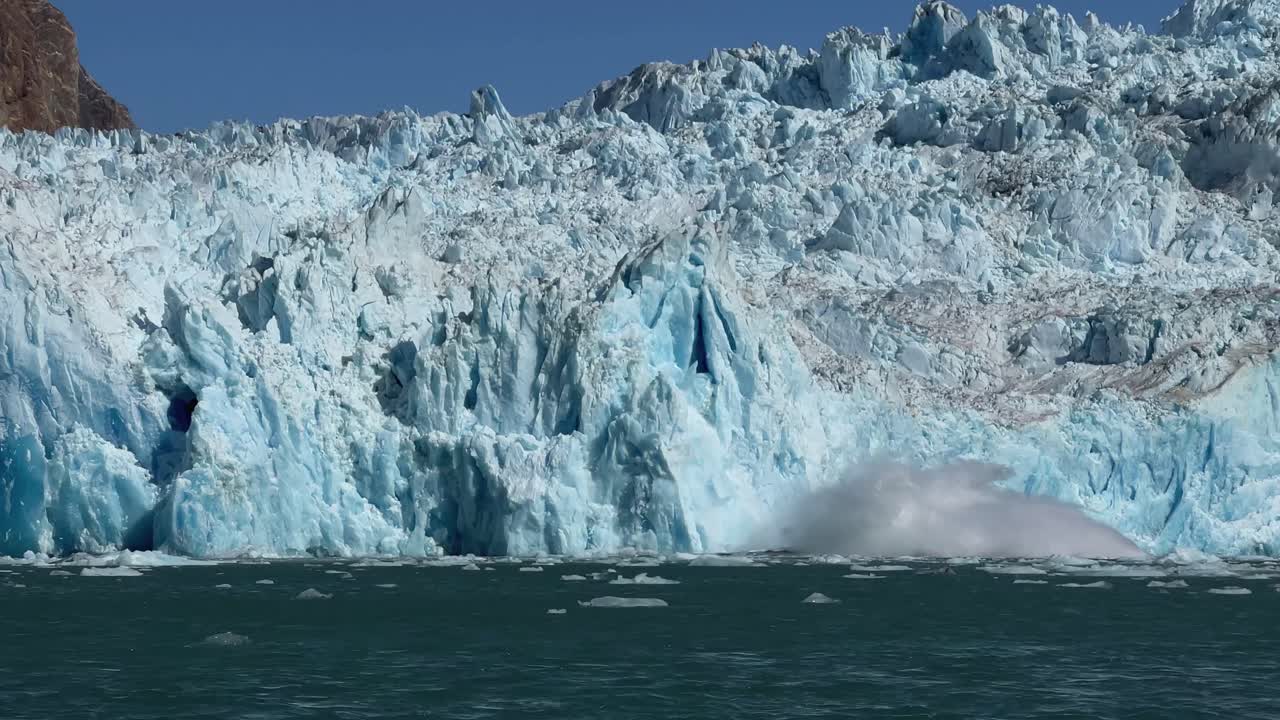 excelente filmación del desprendimiento del glaciar aserrador de alaska