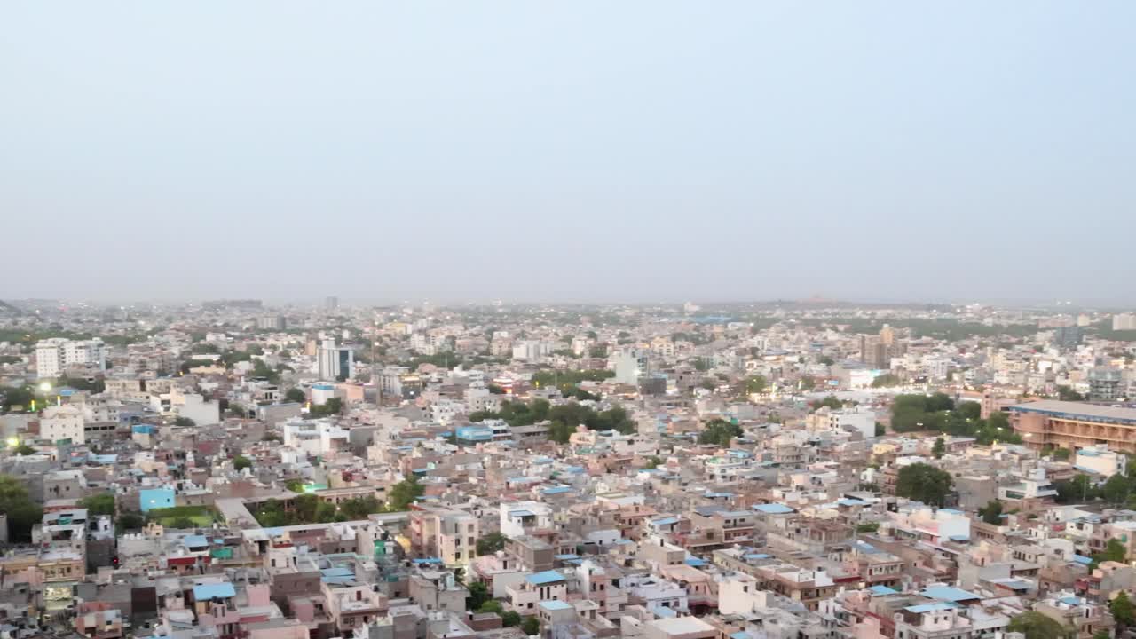 vista de la ciudad abarrotada con casas densas de hormigón desde el pico de la montaña al anochecer el video está tomado de la colina de pachetia jodhpur rajasthan india