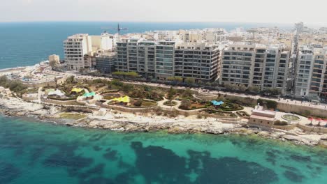 Toma-Aérea-En-El-Sentido-De-Las-Agujas-Del-Reloj-De-Exile-Bay-En-Sliema-Malta