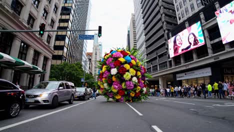 un ramo de flores gigante en la calle de la ciudad