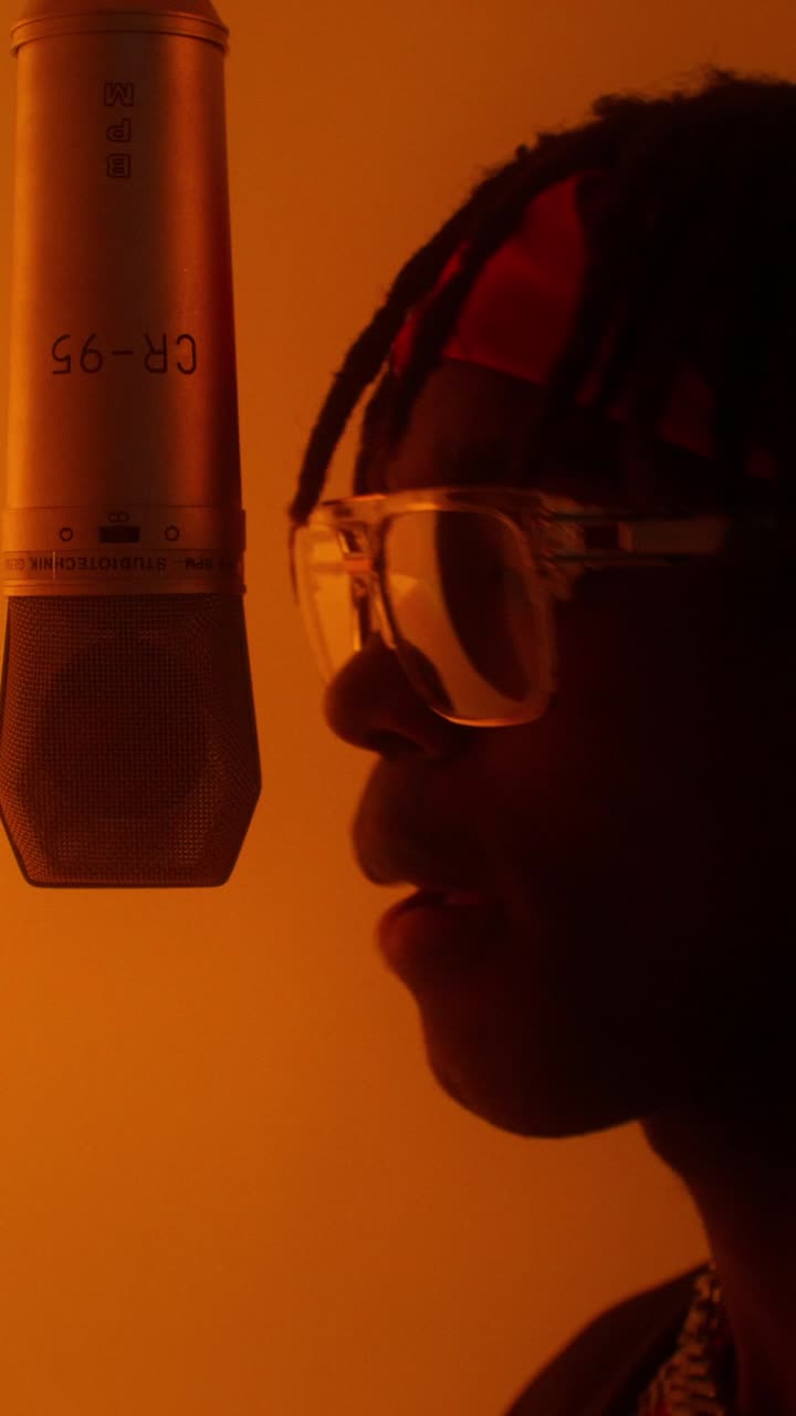 músico grabando en estudio