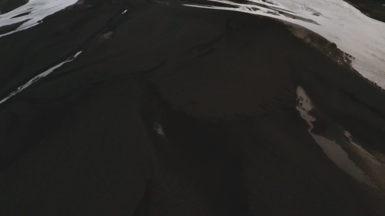 с воздуха: открытие речной дельты, черного вулканического песка, южной исландии и небольшой горы на расстоянии