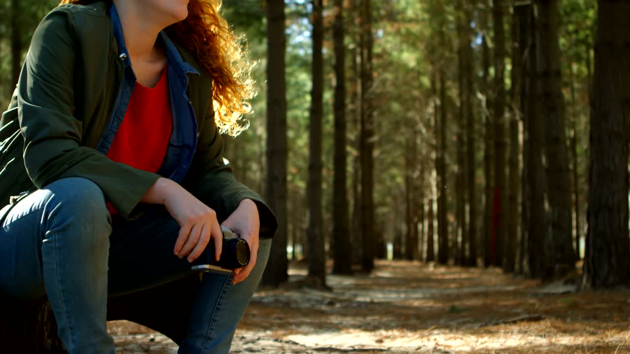 Donna che si rilassa nella foresta 4k