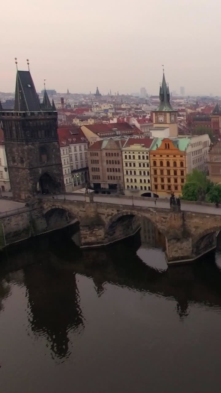 Vista aerea del Ponte Carlo e del centro storico di Praga