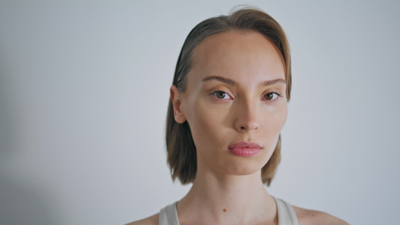 요가 소녀의 초상화: 실내에서 숨을 들이마시며, 집에서 명상하는 평온한 스포츠 트레이너