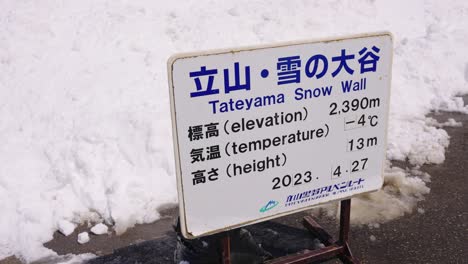 el letrero de la pared de nieve de tateyama en la prefectura de toyama, japón