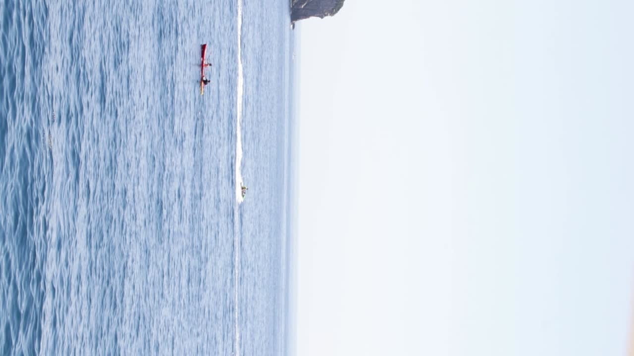 크로아티아 두브로브니크 의 명확 한 아드리아 해 에서 카야크 를 지나 제트 스키 경주