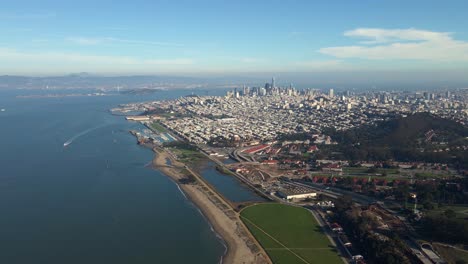 vista aérea de drones hacia el horizonte de san francisco, en la soleada california, estados unidos