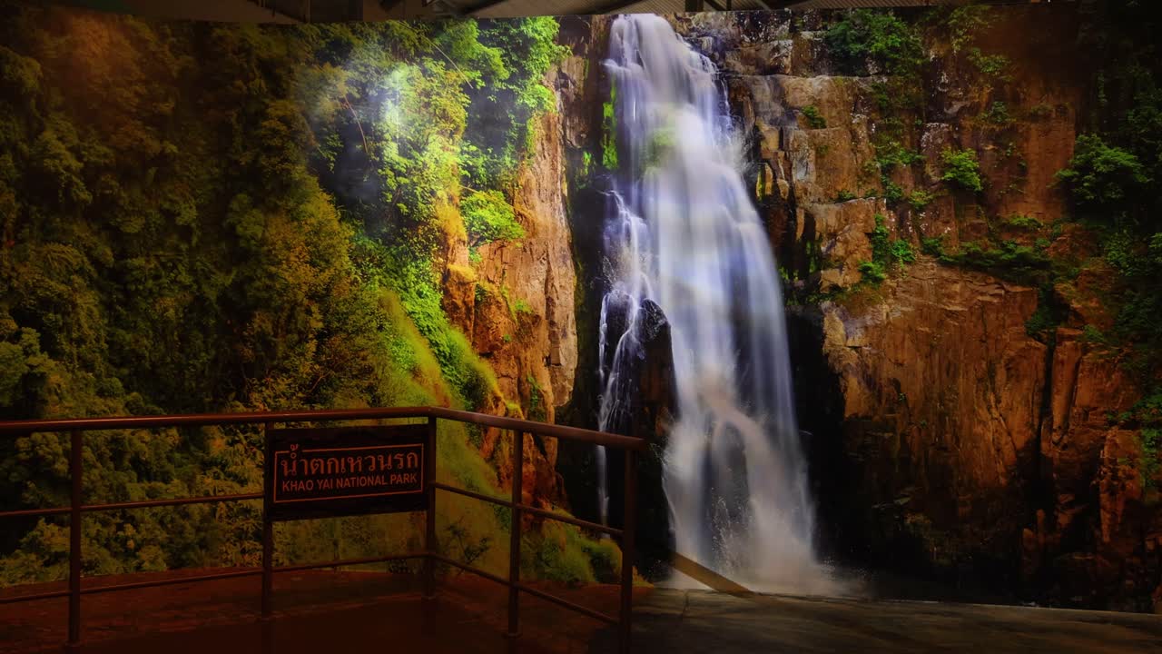 el agua cae en cascadas por un acantilado en una piscina serena