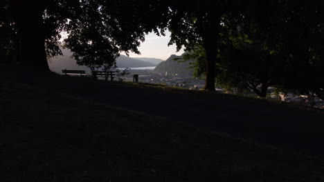 Biker-Kommen-Unter-Einem-Romantischen-Baum-An,-Um-Den-Blick-Auf-Luzern-Bei-Sonnenuntergang-Zu-Genießen