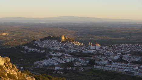 castelo de vide en alentejo, portugal desde las montañas serra de sao mamede