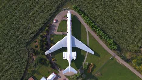 gran vista aérea superior del vuelo ii-62 avión en tierra