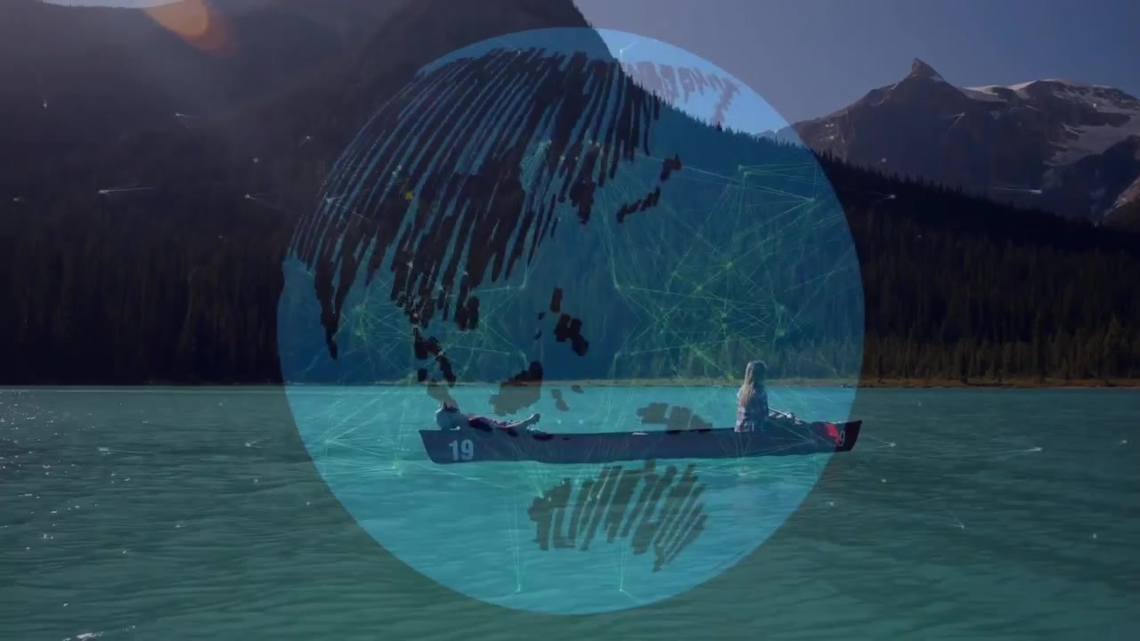 Zwei Paddler gleiten mit einem roten Kanu über einen See, ein Globus blendet sich als Überlagerung ein und visualisiert ein Technologie-Netzwerk.
