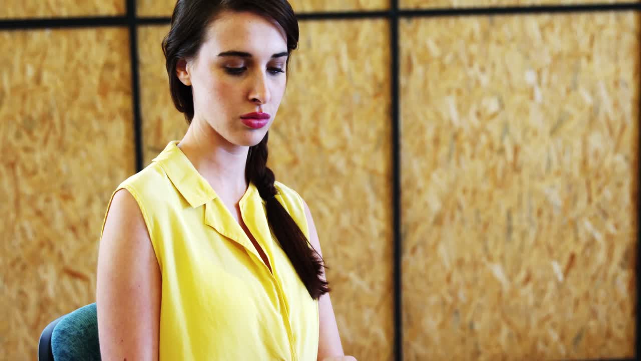 디지털 태블릿을 사용하는 여성 비즈니스 임원