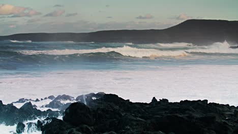 Grandes-Olas-Llegan-A-La-Costa-De-Hawaii-En-Cámara-Lenta-8