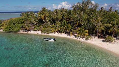 toma aérea de drones de una hermosa isla pequeña en la laguna tropical de fakarava