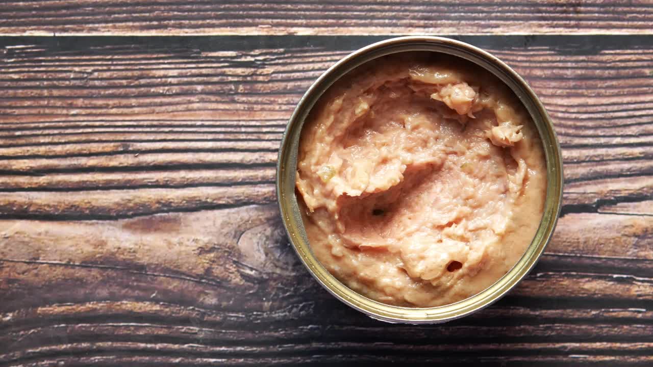 개방된 반려동물 식품 캔