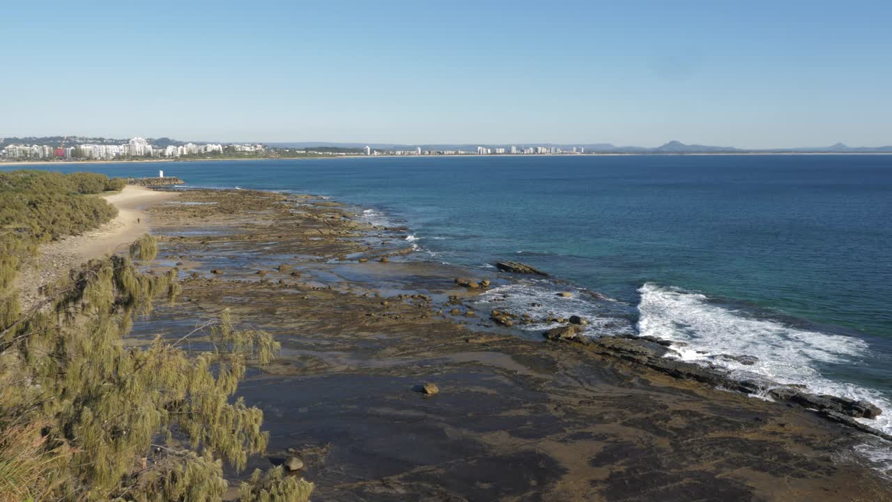 Tramonto sulla sabbia bagnata con la bassa marea - Buddina, Sunshine Coast, Australia - Ampio