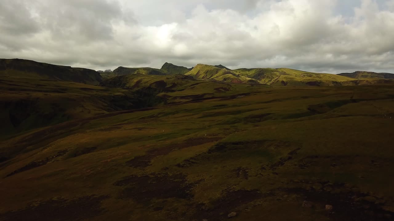 vista panorámica aérea del paisaje de las montañas de pastizales de islandia