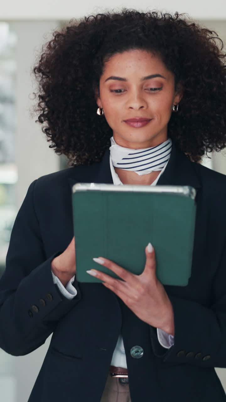 Mulher profissional usando um tablet digital em um escritório