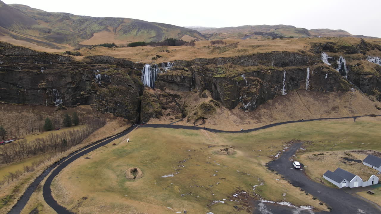 toma aérea de gljufrabui, junto a seljlandsfoss en islandia