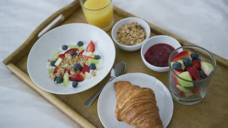 Gesundes,-Abwechslungsreiches-Frühstück-Auf-Tablett