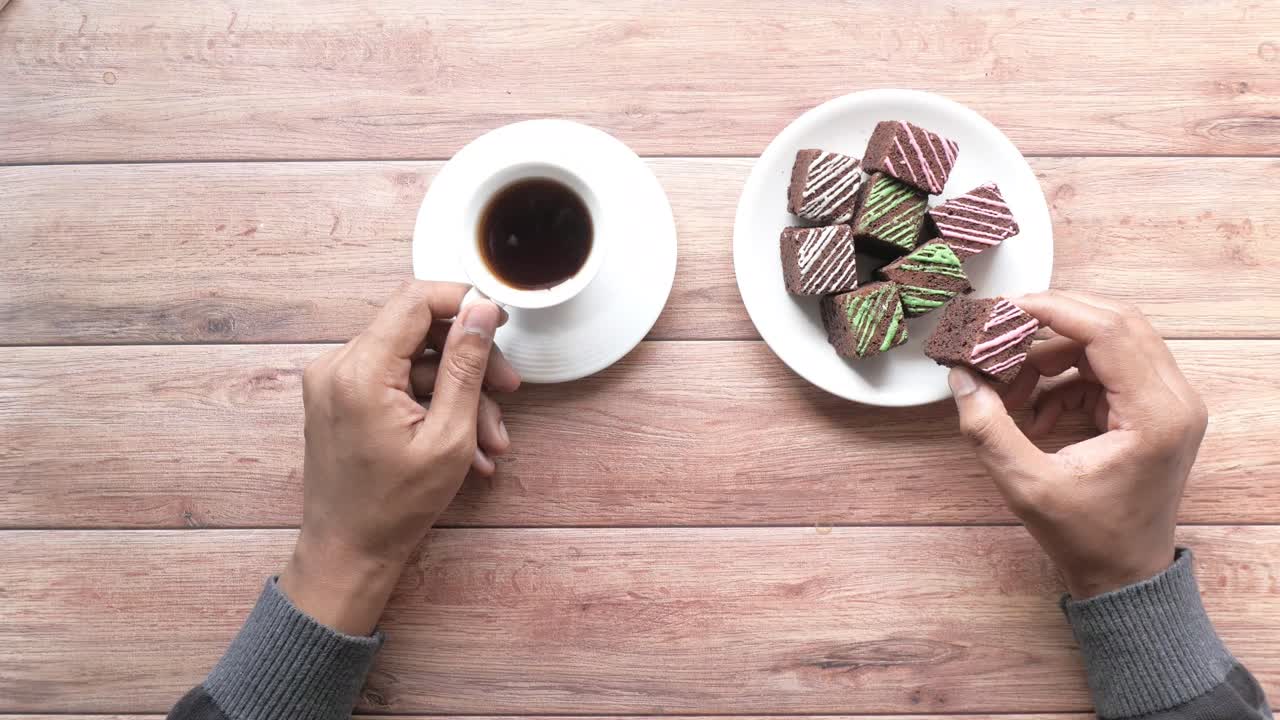 브라우니와 함께 커피 브레이크
