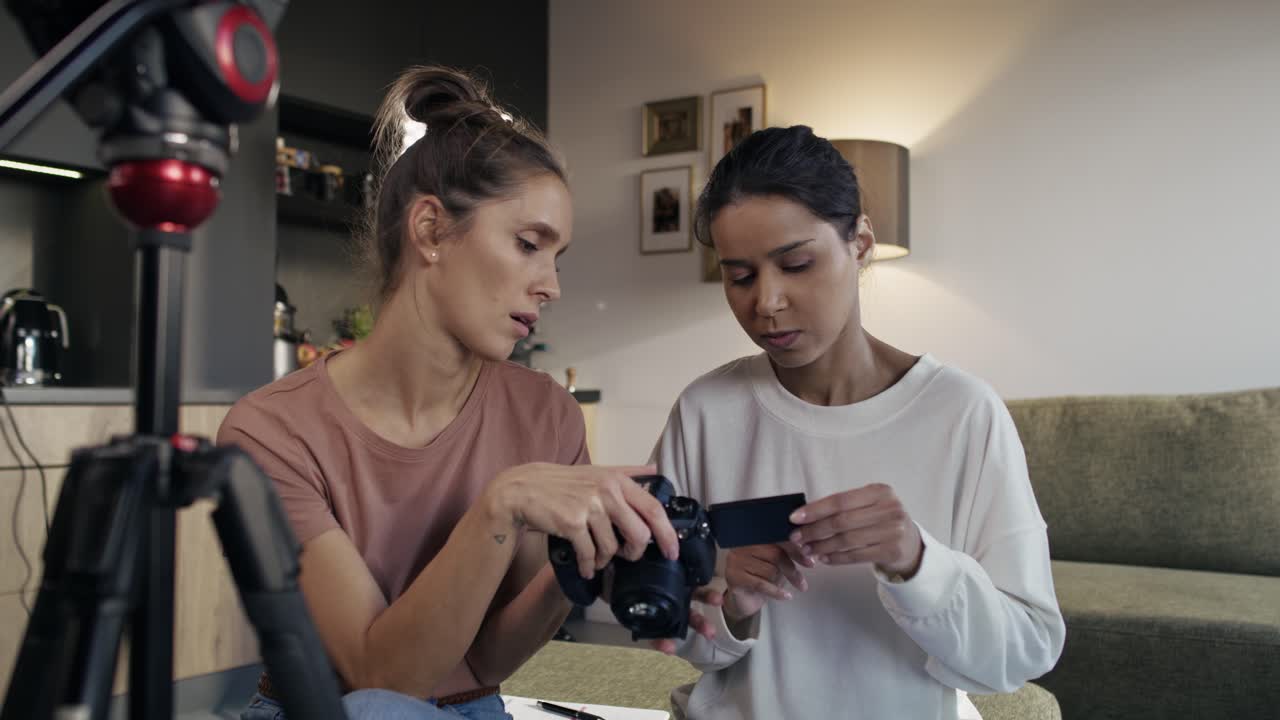 dos mujeres chequeando registros en la cámara